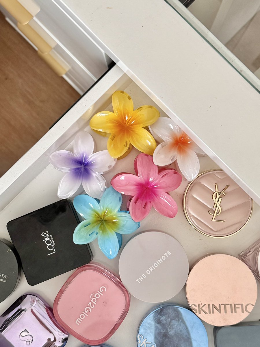 cloudysnowys's tweet photo. udah paling oke kalau beli ✨FURNITURE✨ mending custom di pengrajin jepara...

udah pake kayu jati &amp; bisa custom yang kita mau... aku custom ini ga sampe 10juta udah dapet kaca LED &amp; kursi juga WORTH IT BGT

bisa dikirim ke seluruh kota juga lagi 🥹🫶🏻 https://t.co/E82JNrW0VB
