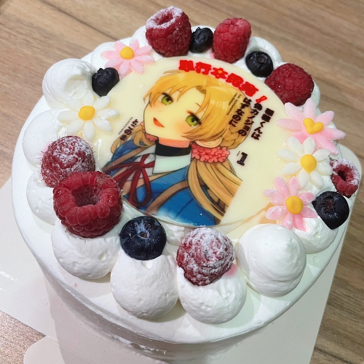 tokonomama's tweet photo. 昨日コミティアが終わった後、お友達とタコスパーティ🌮(タコスを作って食うだけ)をしていたら、サプライズで稲穂くんの単行本お祝いケーキを貰いました…！！
めちゃくちゃ嬉しかった…！！
ありがとう…！！😢✨ https://t.co/lyj6BZ8xnH