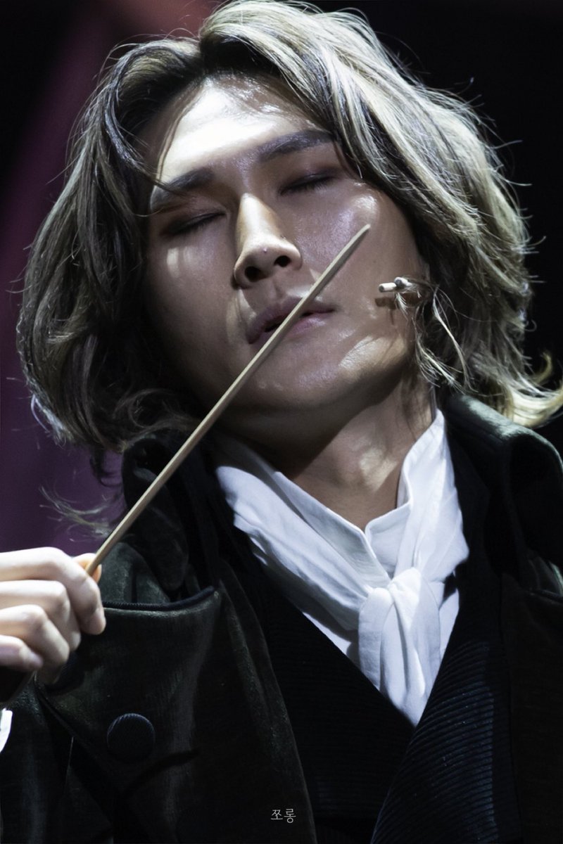 eunmylight's tweet image. 은토벤 보고싶다...(관짝뚜껑을 발로 누르며