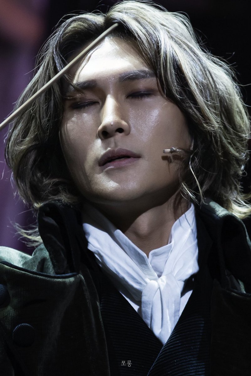 eunmylight's tweet image. 은토벤 보고싶다...(관짝뚜껑을 발로 누르며