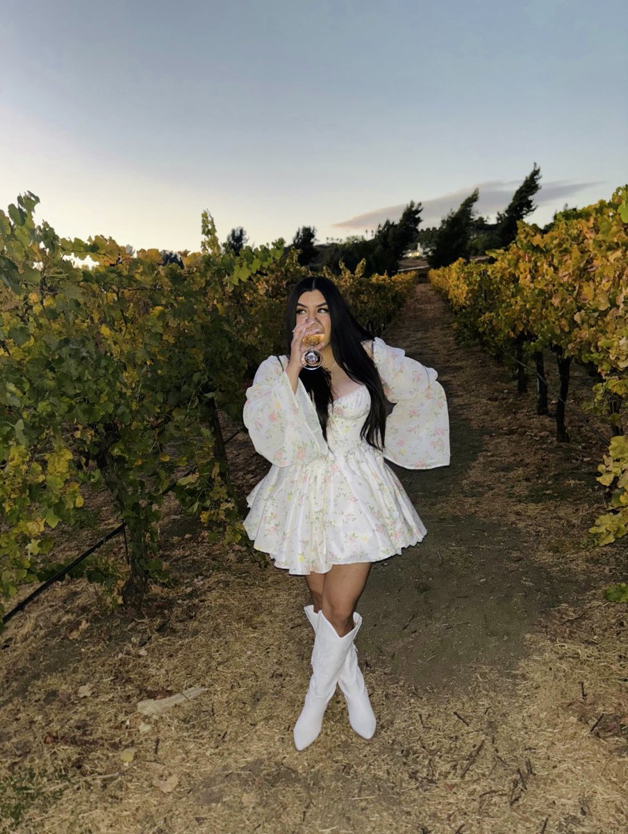 jvckssss's tweet photo. 🍷🤍 https://t.co/2RedVzz03r