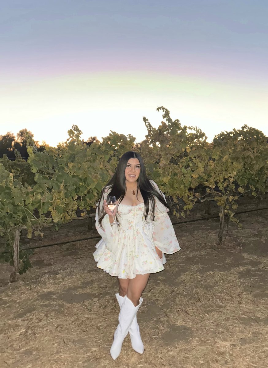 jvckssss's tweet photo. 🍷🤍 https://t.co/2RedVzz03r
