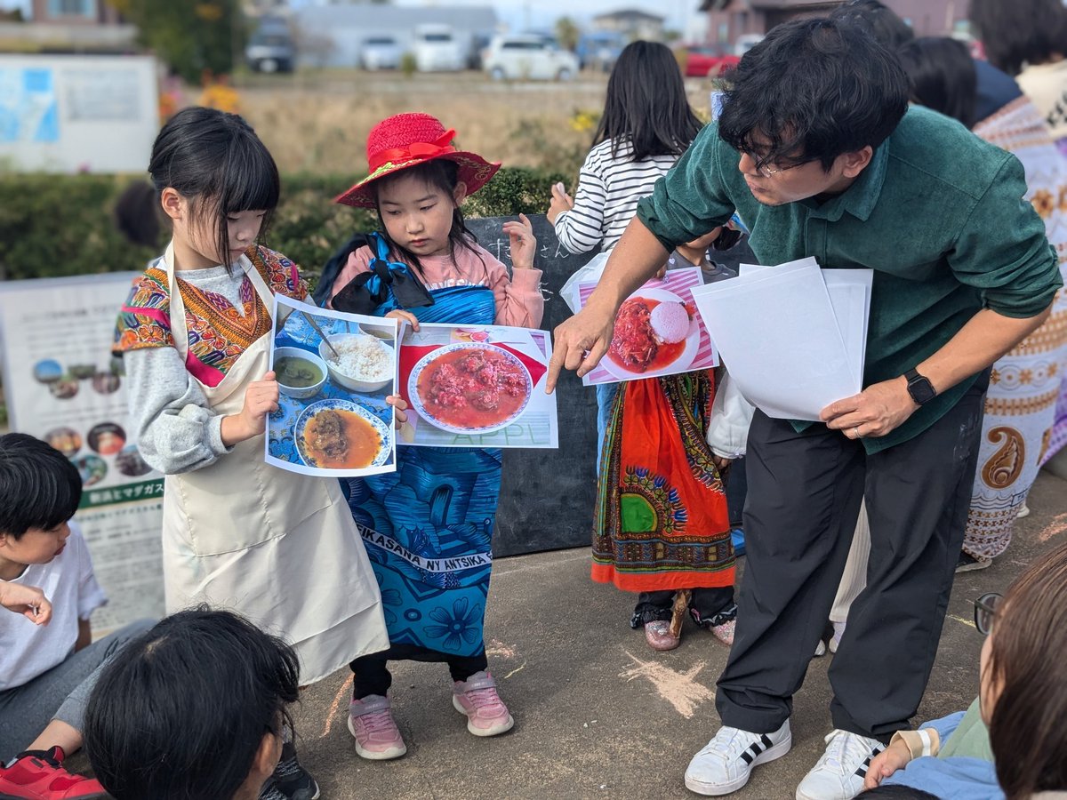 cntryprk2021's tweet photo. 【実施報告】天気に恵まれ、今回の #WelcomeClub は小学生と大人20名で実施されました。講師の #白石拓也 さんは、#マダガスカル の環境の専門家です。子ども達に分かりやすく、暮らしやお米、森林破壊と保全についてお話頂きました。子ども達は、聞いたお話しを黒板とイラストにまとめてくれました！ https://t.co/rXT2QhOCVN