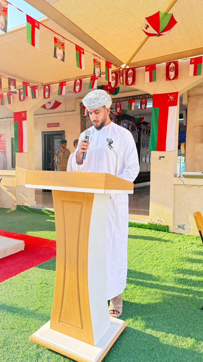 #يحدث_الآن 
بداية احتفال مدرسة غسان بن عبد الله الخروصي بـ #العيد_الوطني_54_المجيد برعاية الفاضل سالم بن ناصر المعولي رئيس مجلس أولياء الأمور بالمدرسة.

كل عام وعماننا في ازدهار ونماء

#فعاليات_تعليمية_شمال_الباطنة