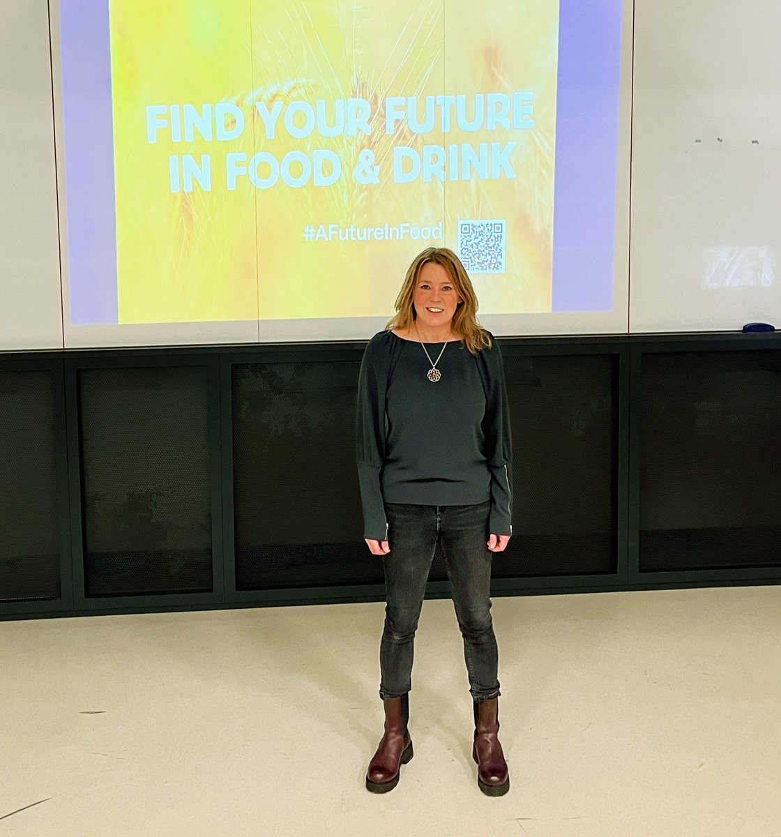 hoolet_hoots's tweet photo. Great welcome from the #FFLConference at @AbertayUni at the weekend where Joanna was explaining the resources in the new #AFutureinFood deck and video to a room full of food & nutrition teachers - the ideal audience! https://t.co/RsyJlCel3A