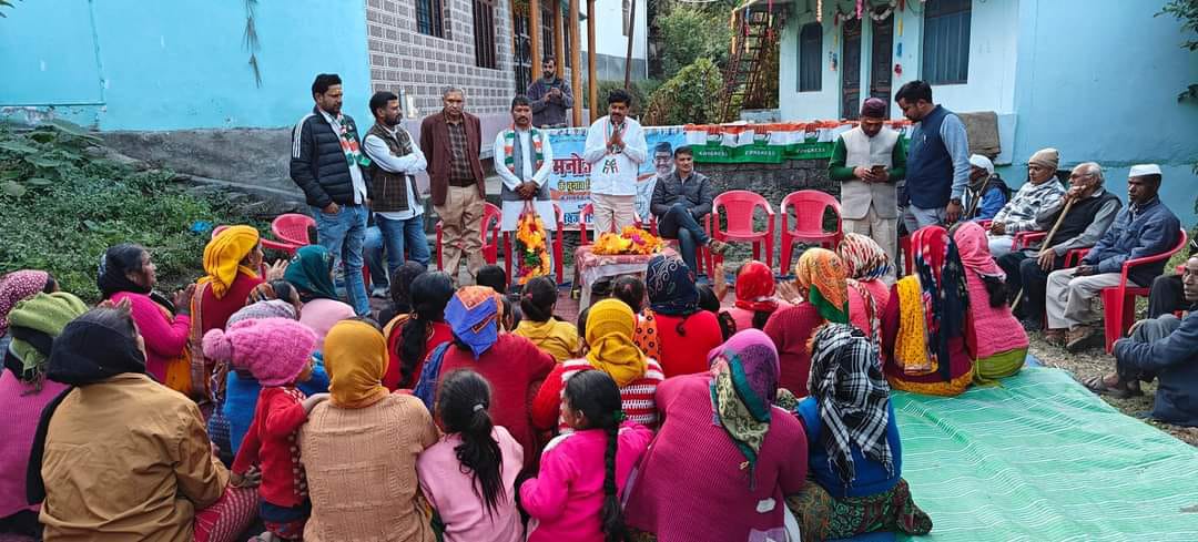 चुनाव प्रचार के अंतिम दिन आज पूर्व प्रदेश अध्यक्ष गणेश गोदियाल जी ने बड़ासू, सिरसी, त्रिजुगीनारायण व सोनप्रयाग आदि क्षेत्रों में जनसम्पर्क कर जनता से 20 नवंबर को काँग्रेस पार्टी को वोट देने की अपील की।
#Manoj4Kedar #Vote4Congress