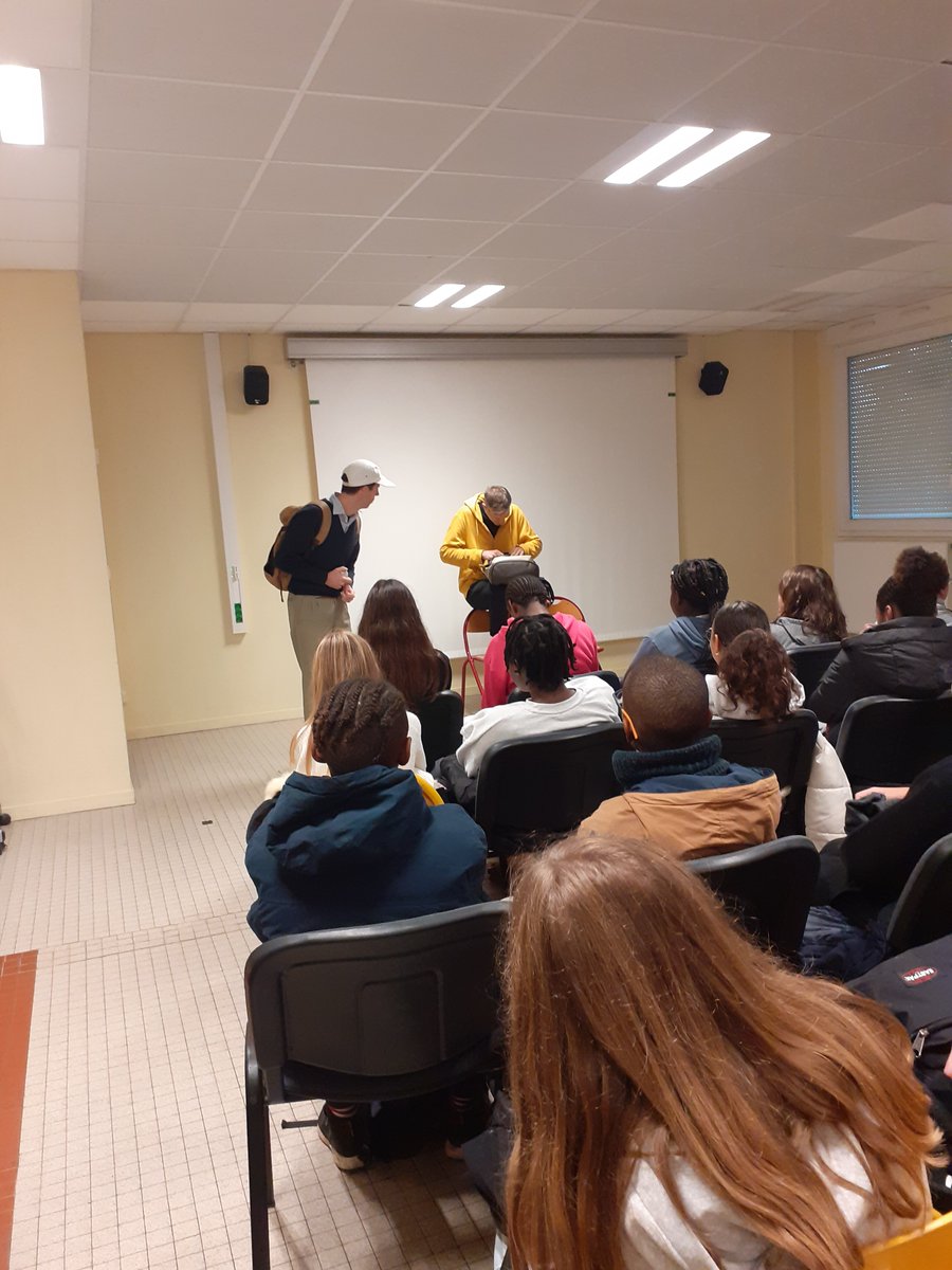 📢 Le 7 novembre, les élèves du collège Lucie et Raymond Aubrac (60) se sont mobilisés contre le harcèlement scolaire lors de la #JournéeNAH
💬 Mur d'expression, théâtre interactif avec la cie "Contessurnous", et débat autour du court-métrage Amis que vent emporte 🙌