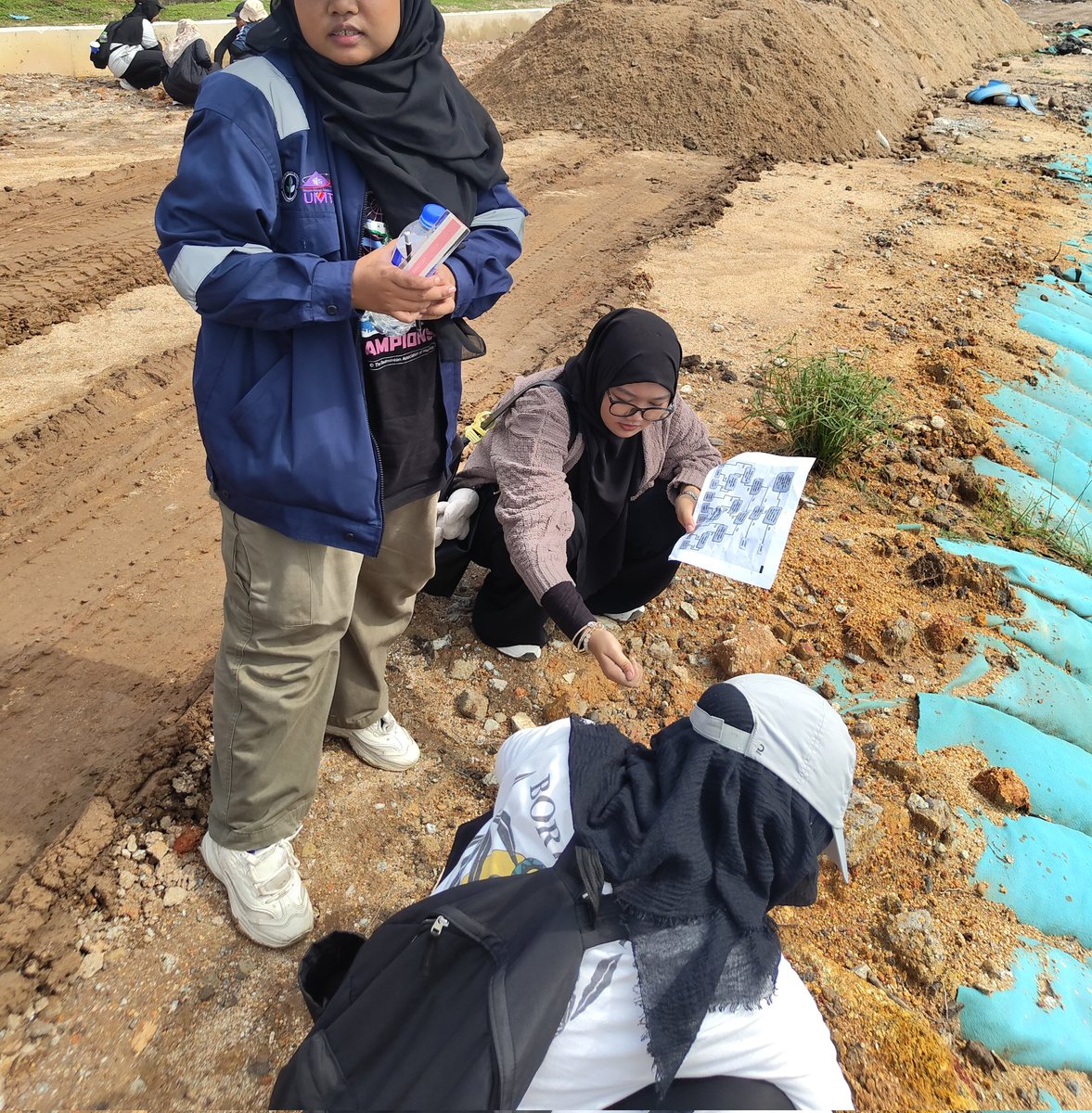 finlywan's tweet photo. Combo topi lzj+ baju pmc for field work todayyu 🫶🏼 https://t.co/JBAMUe1Sr1