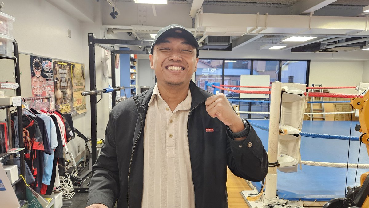 jbsportsbox's tweet photo. アメリカとマレーシアからはじめの一歩ファン🇺🇸🇲🇾
Malaysian, you forgot your bag! It's got your passport in it! https://t.co/QNF39jhaBO