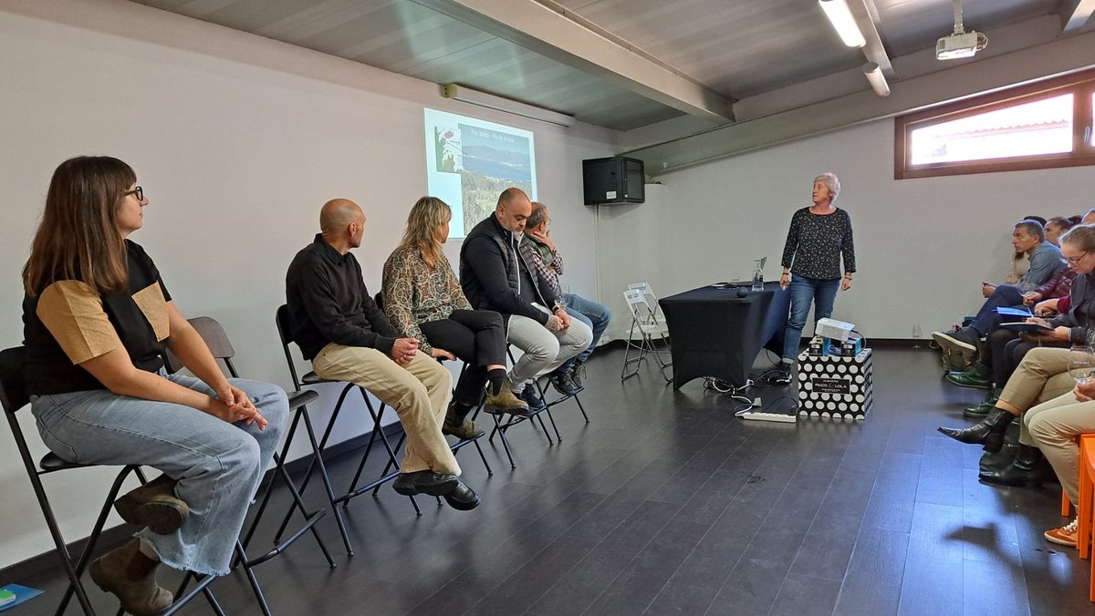santicsic's tweet photo. #VIOR @mbg_csic en Jornada Transferencia en Cambados. Proxecto Piloto #viñOXs "Itinerarios innovadores en crianzas oxidativas de viños galegos" @pacolola #AGACAL @Xunta También intervinieron #Soalheiro #Alfatec #TESSonomabySAS #Anforum #QuintaMuradella #AnonimasViticultoras🍷🍇 https://t.co/4CbcDixIFC