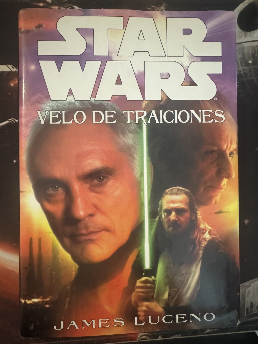 mi_biblio's tweet image. Comenzamos la semana con #StarWars Velo de Traiciones de James Luceno @ASantosEd 2002. El Canciller Valorum sospecha de una conspiración en el Senado, mientras Darth Sidious avanza con sus oscuros planes. Prepara el terreno para los episodios I, II y III.