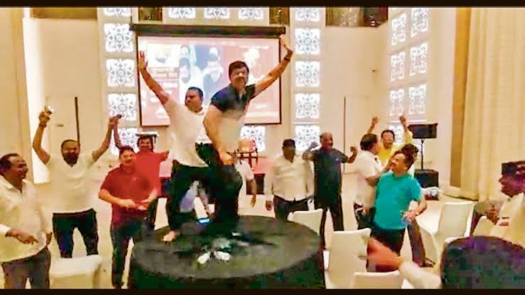 PriyadarshiniD3's tweet photo. महाराष्ट्राची नाव मातीत मिळवणाऱ्या या गद्दारांना धडा शिकवायला जनता दोन वर्ष वाट बघत होती. तो दिवस आता आलेला आहे, दाखवून द्या आपली ताकत, यातला एकही जण परत विधानभवनाची पायरी चढला नाही पाहिजे! https://t.co/dtGhJKs5sB
