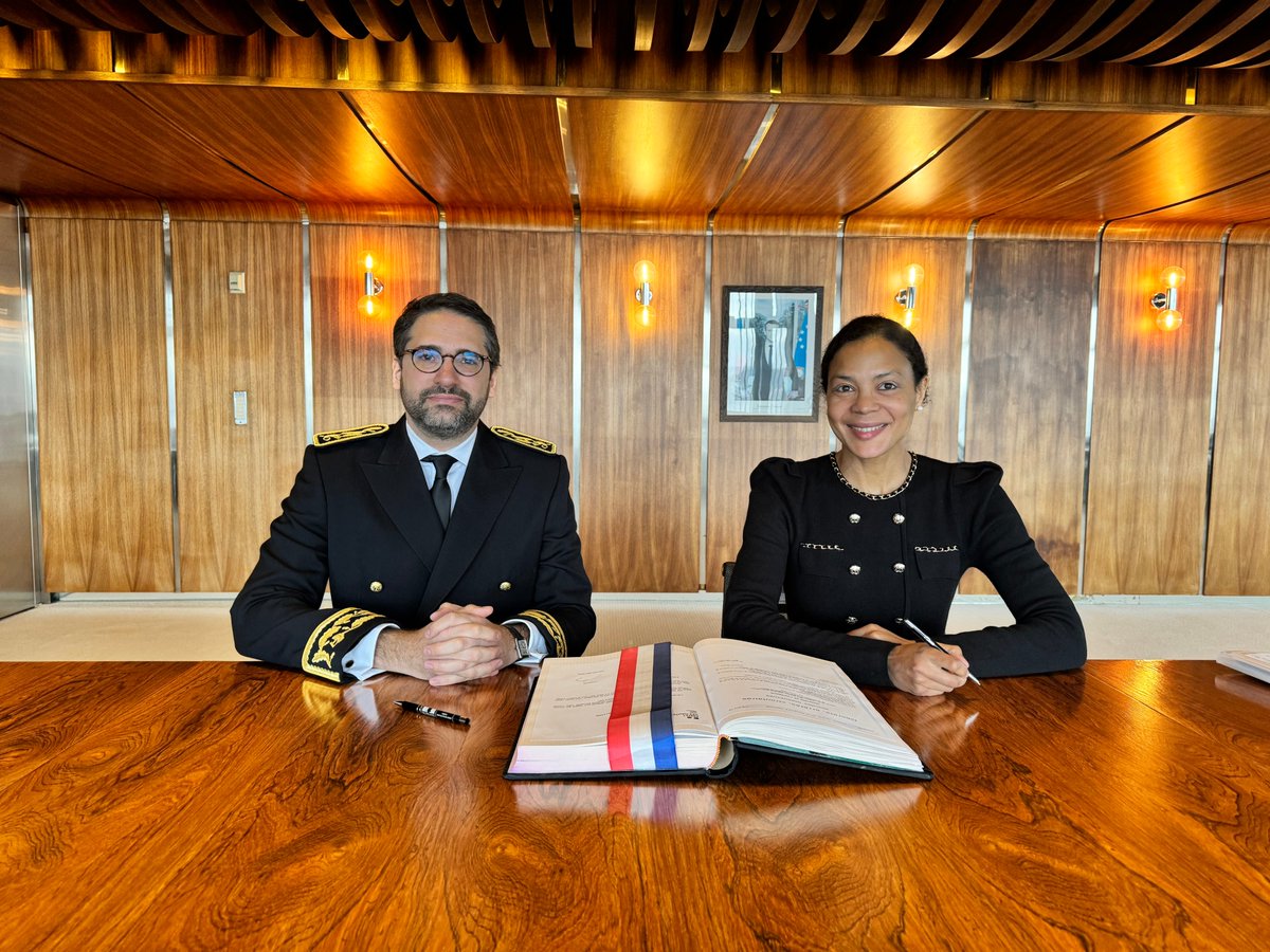 Prefet92's tweet image. 🚩Ce matin, la préfète déléguée pour l'#Egalitédeschances Nadège Baptista a accueilli Alexandre Brugère, nouveau préfet des #HautdeSeine.
Nous lui souhaitons la bienvenue dans le département.
👉Retrouvez son CV sur le site internet : hauts-de-seine.gouv.fr/Services-de-l-…