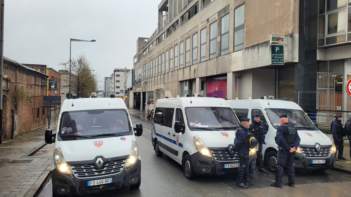 À Amiens, une compagnie de CRS bloque l'accès à la cité administrative, devant laquelle les agriculteurs de la <a href="/coordinationrur/">Coordination Rurale</a> voulaient manifester ce matin. Ils doivent laisser leurs tracteurs non loin et manifester à pied. #AgriculteursEnColère