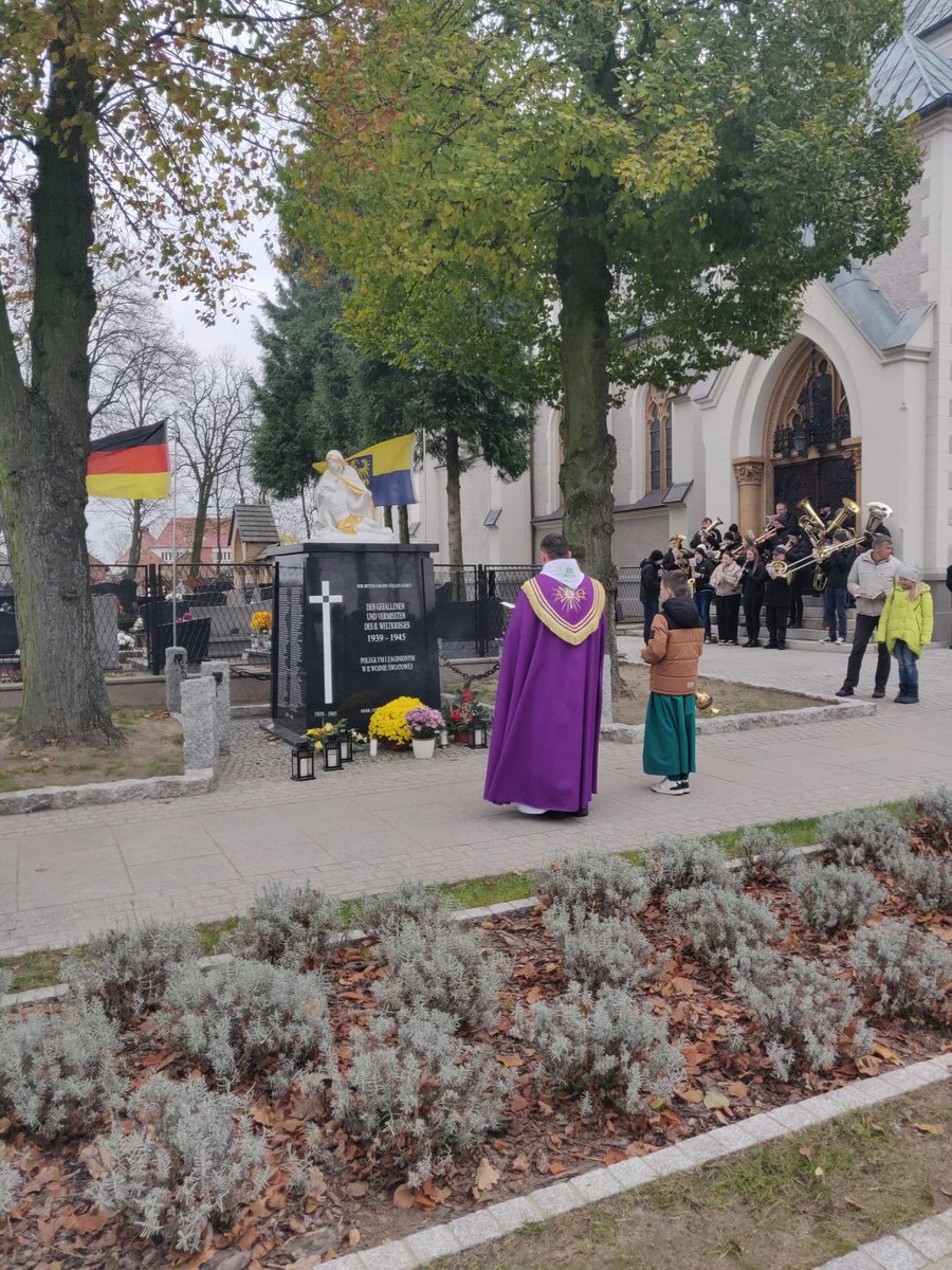 Dzień Pamięci to jeden z tzw. cichych dni. Nasze DFK zorganizowały uroczystości upamiętniające ofiary wojny i przemocy. / Der Volkstrauertag gehört zu den sogenannten stillen Tagen. In den DFKs wurden Feierlichkeiten zum Gedenken an die Opfer der Kriege und Gewalt organisiert.