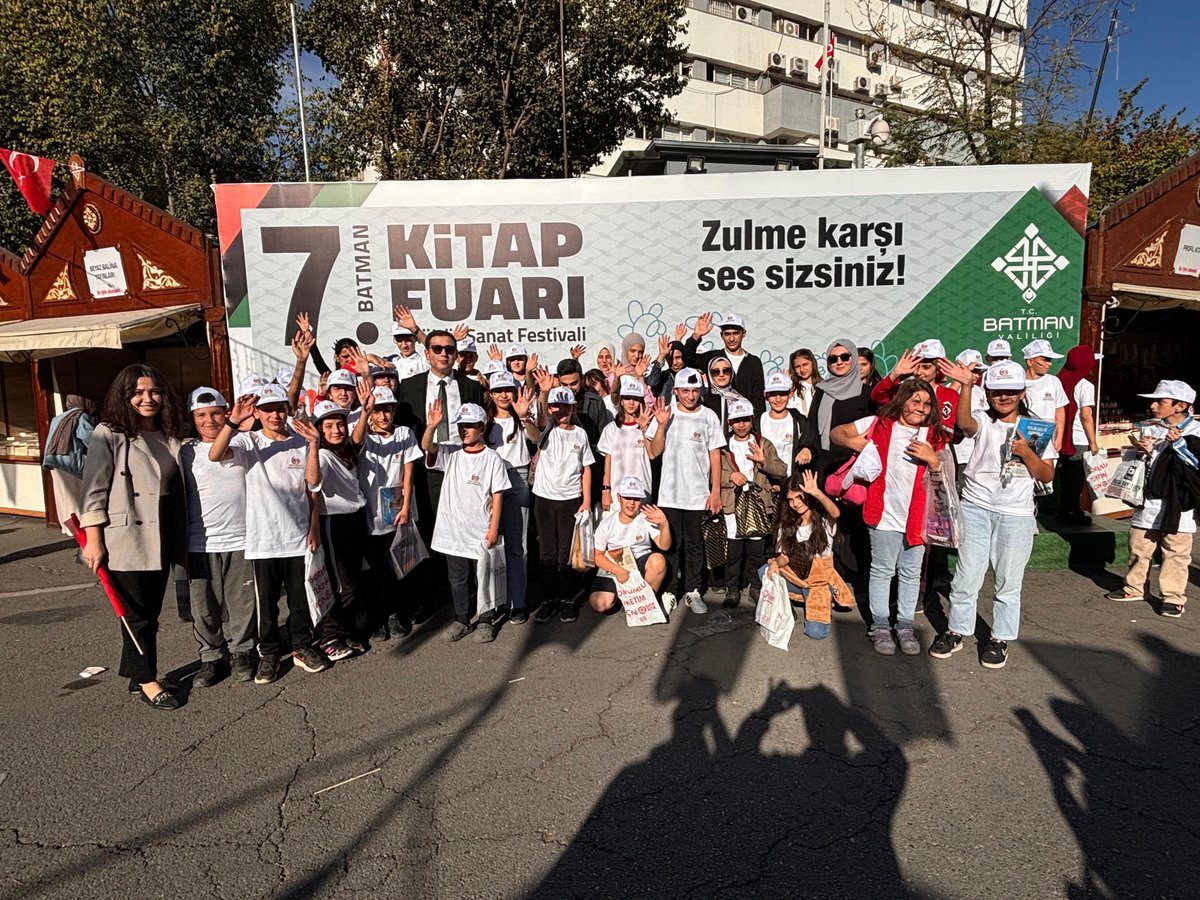 SasonMem's tweet photo. OKULLARIMIZDAN BATMAN 7. KİTAP FUARINA ZİYARET
Bu yıl https://t.co/9FWvcahSAK düzenlenen Batman Kitap Fuarının açılış programına Sason Kaymakamımız Sn. Furkan BAŞAR ve İlçe Milli Eğitim Müdürümüz Sn. Kamuran ALDEMİR katıldı. Açılışa ilçemizden çok sayıda öğrenci katıldı. https://t.co/gZ7PV8FgZM