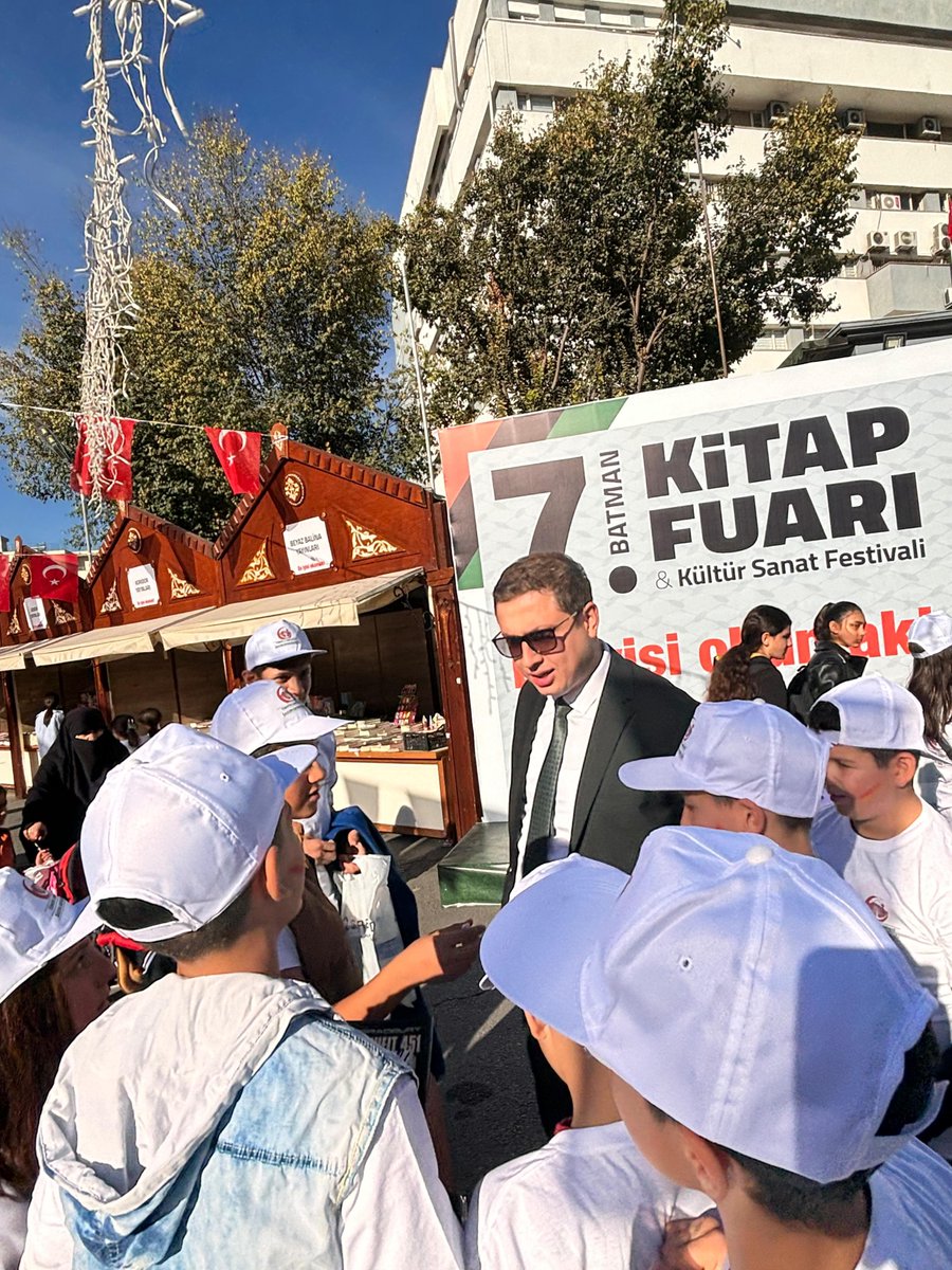 SasonMem's tweet photo. OKULLARIMIZDAN BATMAN 7. KİTAP FUARINA ZİYARET
Bu yıl https://t.co/9FWvcahSAK düzenlenen Batman Kitap Fuarının açılış programına Sason Kaymakamımız Sn. Furkan BAŞAR ve İlçe Milli Eğitim Müdürümüz Sn. Kamuran ALDEMİR katıldı. Açılışa ilçemizden çok sayıda öğrenci katıldı. https://t.co/gZ7PV8FgZM