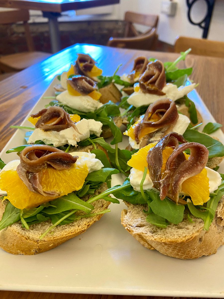 A journey of flavors in a single bite! 🌟
Here are our **cicchetti**: crunchy bread enriched with fresh rocket, creamy burrata, a slice of orange giving a touch of freshness and the flavor of anchovies. Perfect for an aperitif with an authentic Venetian flavor.

#Cicchetti
