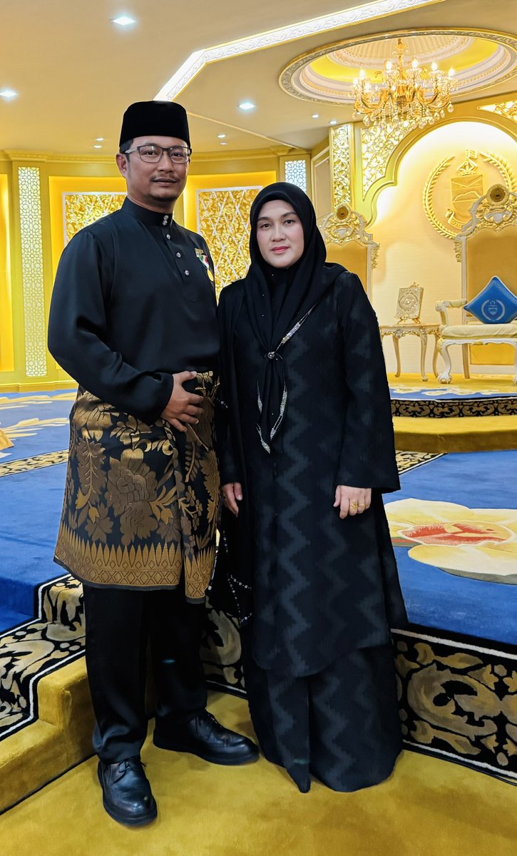 azmi_ej's tweet photo. 𝟏𝟖 𝐍𝐨𝐯𝐞𝐦𝐛𝐞𝐫 𝟐𝟎𝟐𝟒 | 𝐈𝐬𝐧𝐢𝐧 | 𝟏𝟎.���𝟎 𝐩𝐚𝐠𝐢

Alhamdullilah atas Izin-Nya, pada Istiadat Pengurniaan Darjah-darjah Kebesaran dan Bintang-bintang Serta Pingat-pingat Negeri Sabah sempena Ulang Tahun Kelahiran Rasmi Yang Ke-71, TYT Yang Di-Pertua Negeri Sabah. https://t.co/SVoxkVQ4v1
