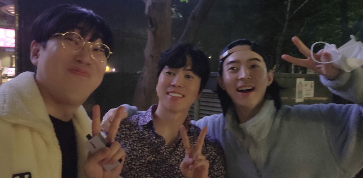 okhotd's tweet photo. 안녕하세요. 오랜만에 인사 드립니다.
희건이형과 유환이형을 만나서 
즐거운 저녁 식사를 했습니다.
이제 날씨가 매우 춥습니다. 다들 옷 따뜻하게 입고 다니시고, 항상 건강하고 행복하세요! 😁 https://t.co/UWizjNGfo1