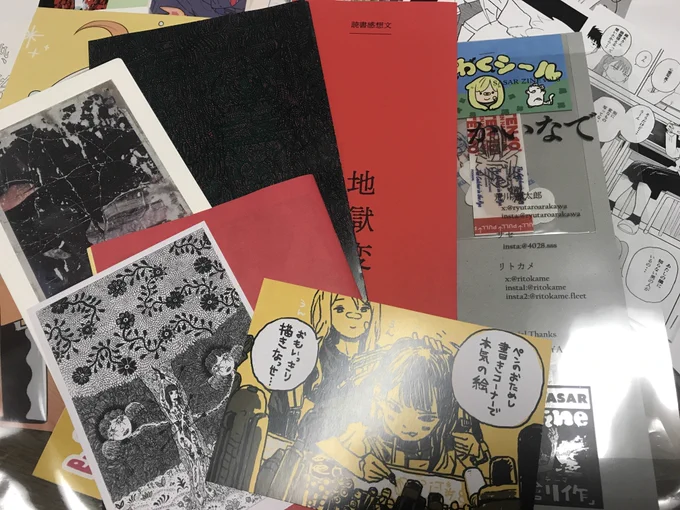 3人組サークルSASARのZINE…いや、これZINEか?
まんがとか感想文とかシールとか絵とか色々入ってる。メンバーの1人リトカメさんが「今日、人はたくさんいるけどうちには全然来ないですね」って笑ってて、「だってもうスペースの外観から怖いんだよなんか君らのとこ!」という印象通りの内容でよかった 