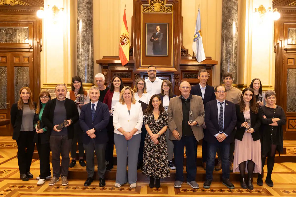 CatEmalcsaUdc's tweet photo. Esta fin de semana entregáronse os Premios #Prismas organizados polos @mc2coruna, uns galardóns que, como sinalou a alcaldesa da Coruña, @inesreygarcia, «son un referente para a comunicación e divulgación científica en España». Parabéns aos premiados. https://t.co/MhiJYK7n11 https://t.co/WeOarMx6CI