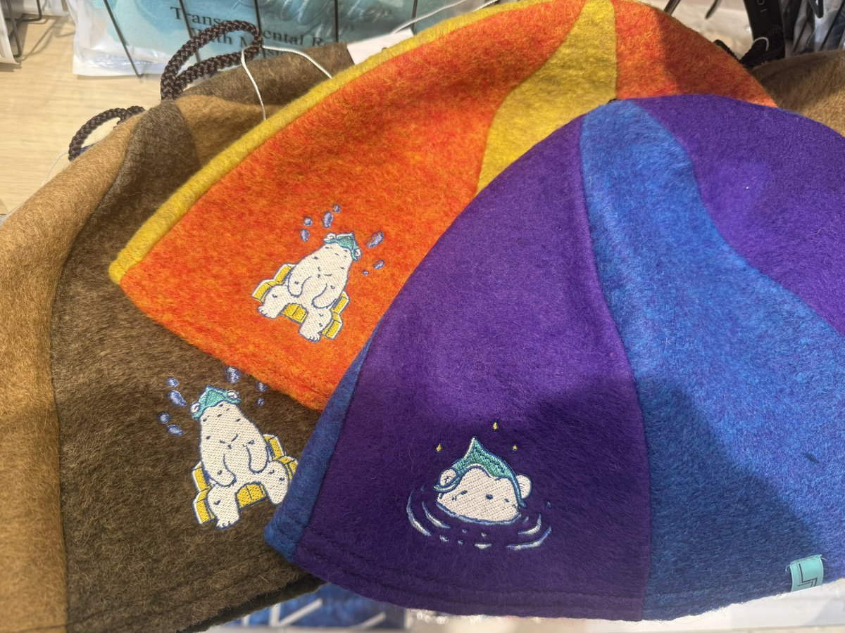 saunoi_jp's tweet photo. SAUNA&amp;coの一部商品をご紹介💁‍♀️

色々な素材のサウナハットをご用意👒
貴重品を入れるのに便利なサコッシュ👜ステッカー、キーホルダーなどもございます！

マルイシティ横浜B2F
SAUNA GOODS STREETで販売中です✨

明日以降も素敵な商品達をご紹介していきます📣 https://t.co/1cWiELI4bW