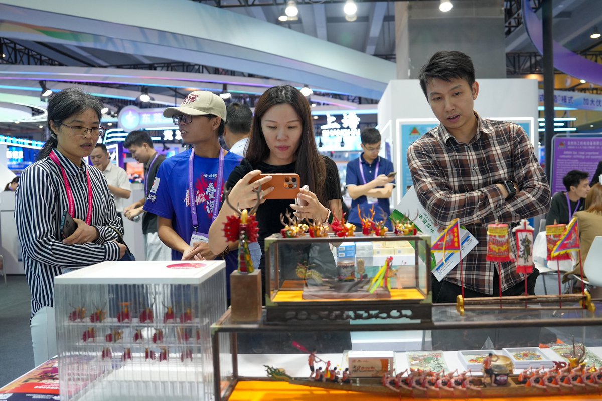 IPGuangdong's tweet photo. A stage for #SMEs to shine!✨ The 19th #China International Small and Medium #Enterprises Fair (#CISMEF) is ongoing in #Guangzhou from November 15 to 18. 🤩1877 global enterprises ranging from food, consumer goods, and vehicle equipment, to high-tech products participated in this fair.✅
#technology