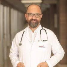 Yenidoğan Çetesi davasında, sanıklar arasında tanıması en zor olan, çete lideri Fırat Sarı oldu. Aşağıdaki fotoğrafta olduğunun aksine Protez saçı olmadan hakim karşısına çıktı.