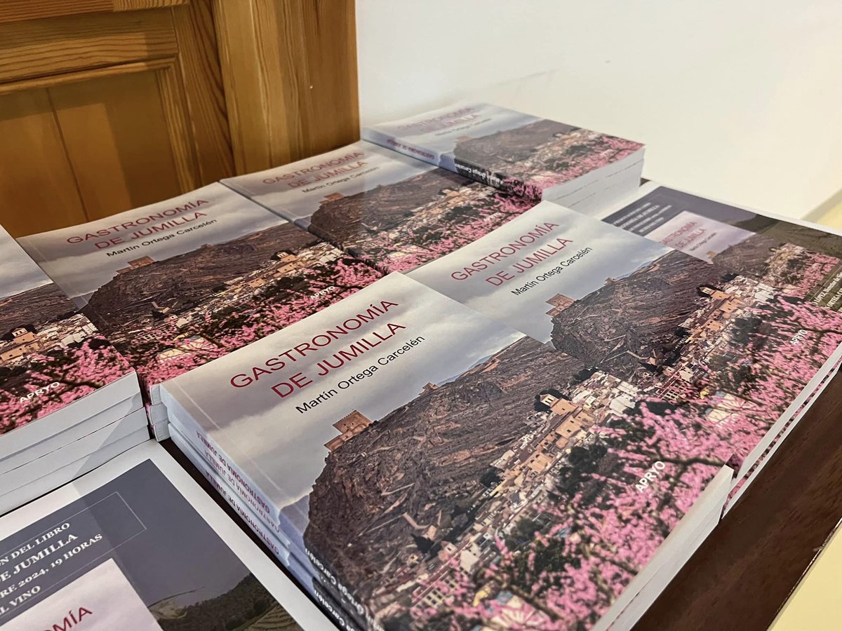 📖 Martín Ortega presentó su libro Gastronomía de Jumilla en el Museo del Vino. Un homenaje a las tradiciones culinarias del municipio, destacando el papel del vino. 🍷✨ El acto fue clausurado por la alcaldesa Seve González.