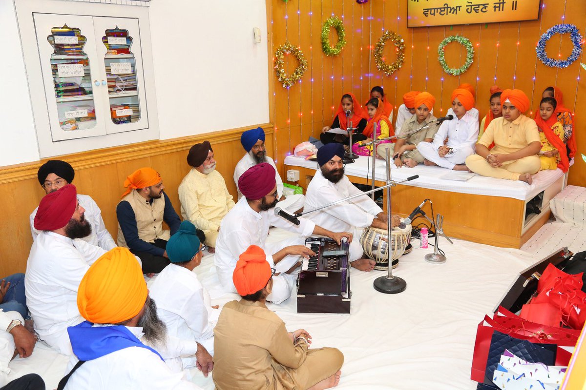 IndiaInBahrain's tweet photo. Shri Ihjas Aslam, Second Secretary @IndiaInBahrain attended the #GuruNanakJayanti celebrations at Salmabad Gurudwara as Chief Guest.

#GuruNanakJayanti2024 https://t.co/EE69YPM3r1