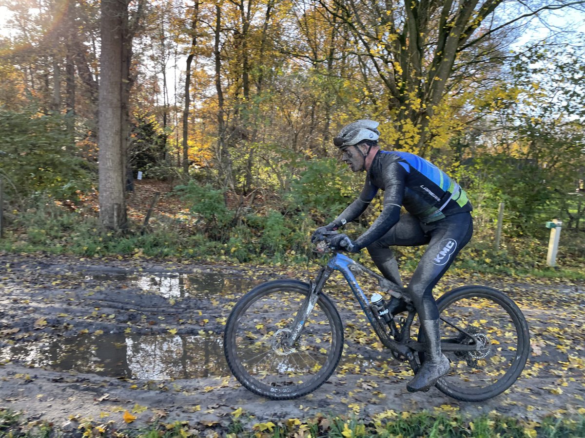 Uitslag Dutch Masters of MTB 2024: De 200 kilometer lange mountainbike marathon Dutch Masters of MTB in Haarle leverde zondag een bloedstollende strijd op. Gerben Mos, winnaar van de editie in 2019 en 2021, was dicht bij zijn… dlvr.it/TGF7Cs #rideit #fietsen #cycling
