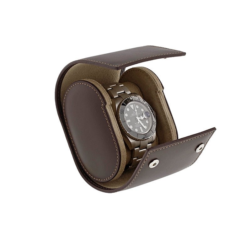 aevitas_uk's tweet image. Safeguard your watch with elegance using our Single Watch Roll Case in Premium Dark Brown Calf Leather. Precision-crafted by Aevitas for just £89.95, it's a must-have for all watch enthusiasts. #Aevitas #WatchCase aevitas-uk.co.uk/products/singl…