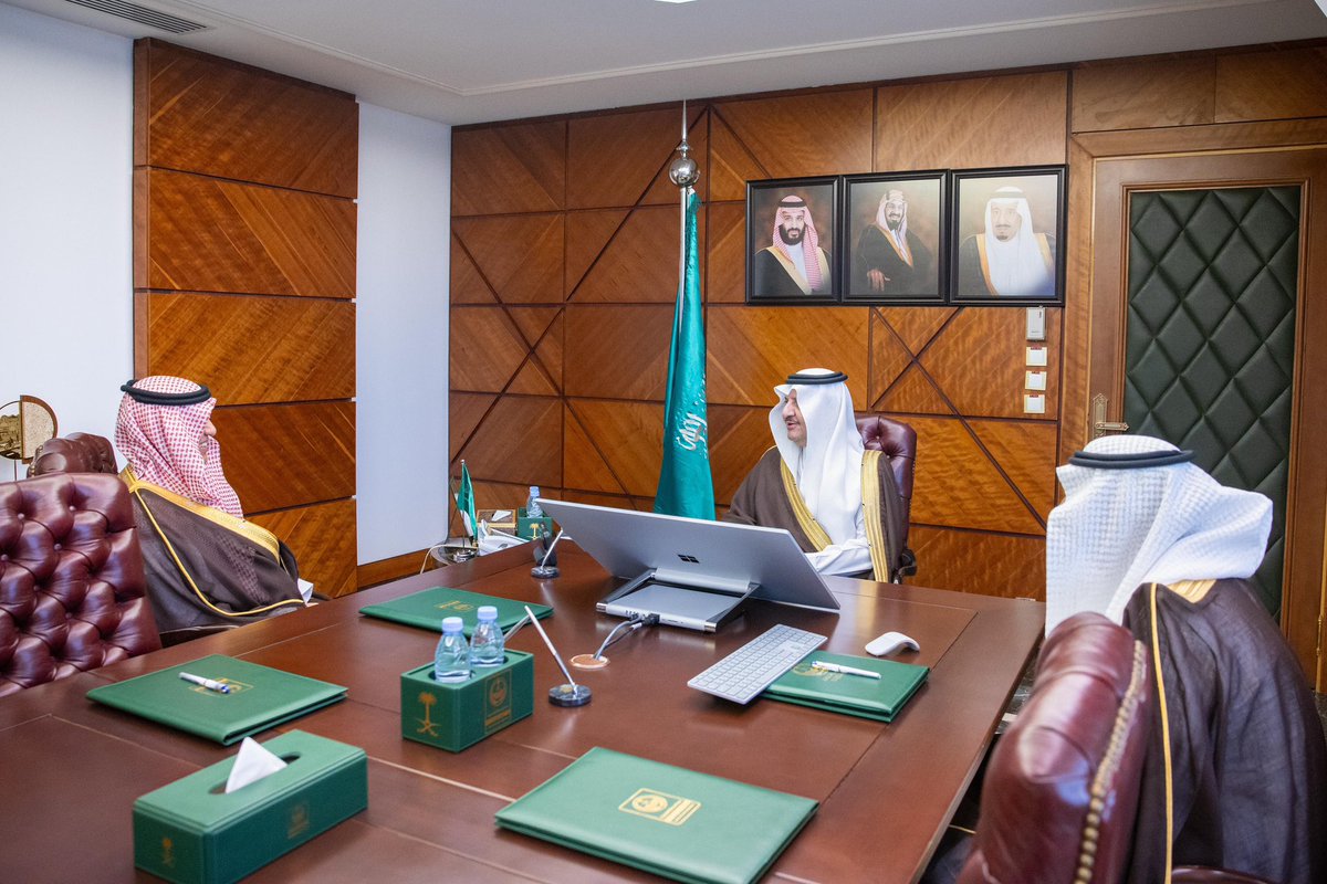emara_sharqia's tweet photo. أمير الشرقية يطلق هوية مشروع برج المياه بالخبر ( أجدان آيلاند )

استقبل صاحب السمو الملكي الأمير سعود بن نايف بن عبدالعزيز
#أمير_الشرقية
بمكتب سموه بديوان الإمارة اليوم الإثنين الأستاذ عبدالله بن عبداللطيف الفوزان، والذي قدم لسموه عرضاً عن مستجدات تقدم وتطور الأعمال في جزيرة برج المياه بمحافظة الخبر، وذلك بحضور الرئيس التنفيذي لشركة أجدان للتطوير العقاري م. محمد عبدالمحسن العتيبي.

وخلال اللقاء أطلق سمو أمير المنطقة الشرقية الهوية الجديدة للمشروع بمسمى "أجدان آيلاند"، ليكون وجهة سياحية رائدة ومتعددة الاستخدامات على الواجهة البحرية لمحافظة الخبر. 

وقال الفوزان "استلهمت الهوية من الشكل المعماري المحدث للبرج، والنسيج الاجتماعي والعمراني المتنوع على ضفاف كورنيش الخبر".

وقدم الفوزان الشكر والامتنان لسمو أمير المنطقة الشرقية على دعمه وتوجيهاته السديدة ليكون المشروع وجهة سياحية بارزة في المنطقة .