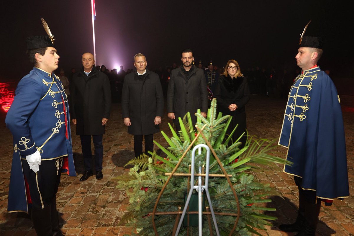 Grad_Osijek's tweet photo. Polaganjem vijenaca i paljenjem svijeća kod Kapelice Kraljice mira, na lijevoj obali Drave, te paljenjem lampiona duž Vukovarske ulice u Osijeku, u nedjelju je obilježen Dan sjećanja na žrtvu Vukovara i Škabrnje.  🔗https://t.co/WQ3b3C6l6I https://t.co/SsLtxNeE3k