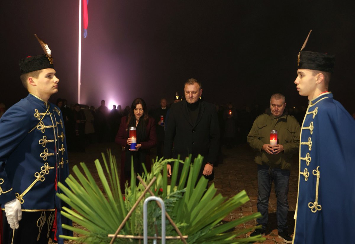 Polaganjem vijenaca i paljenjem svijeća kod Kapelice Kraljice mira, na lijevoj obali Drave, te paljenjem lampiona duž Vukovarske ulice u Osijeku, u nedjelju je obilježen Dan sjećanja na žrtvu Vukovara i Škabrnje.  🔗osijek.hr/u-osijeku-obil…