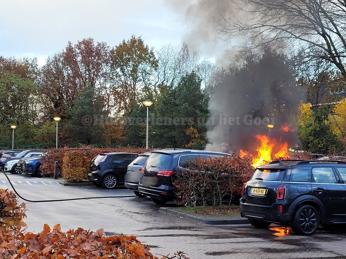Autobrand bij fitnessclub in Bussum