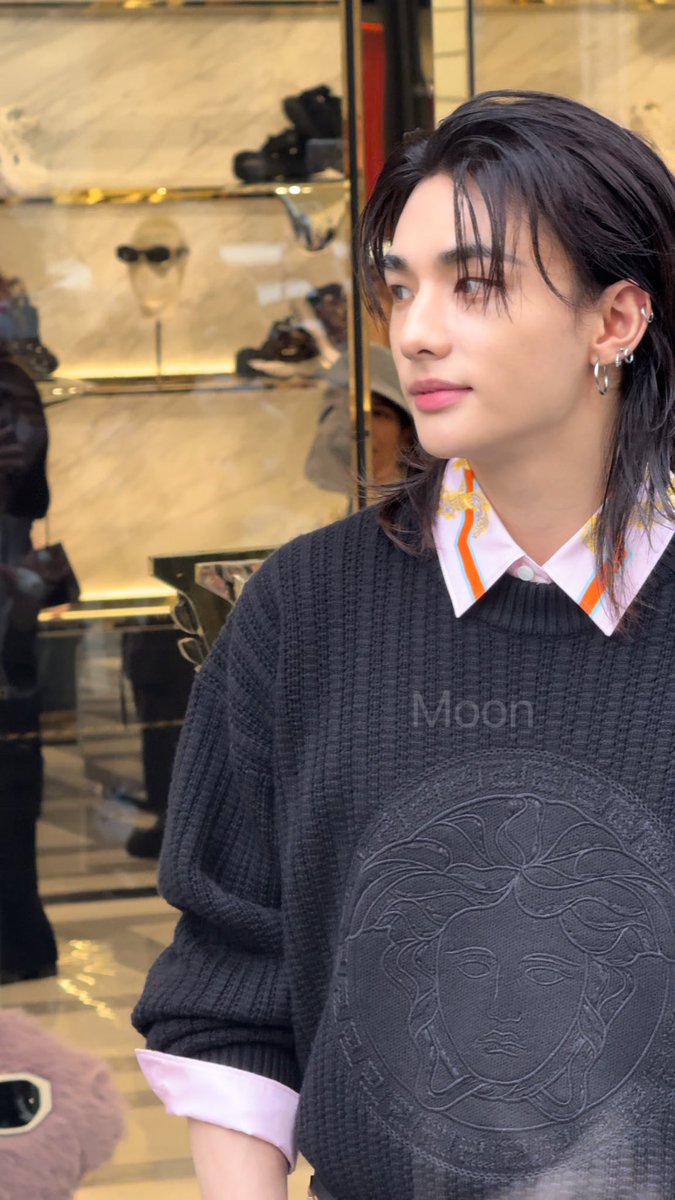 MoonSj320's tweet photo. 241118 VERSACE

❣️

#straykids #Hyunjin #黃鉉辰  
#스트레이키즈 #현진 https://t.co/Omd1wBcmyI