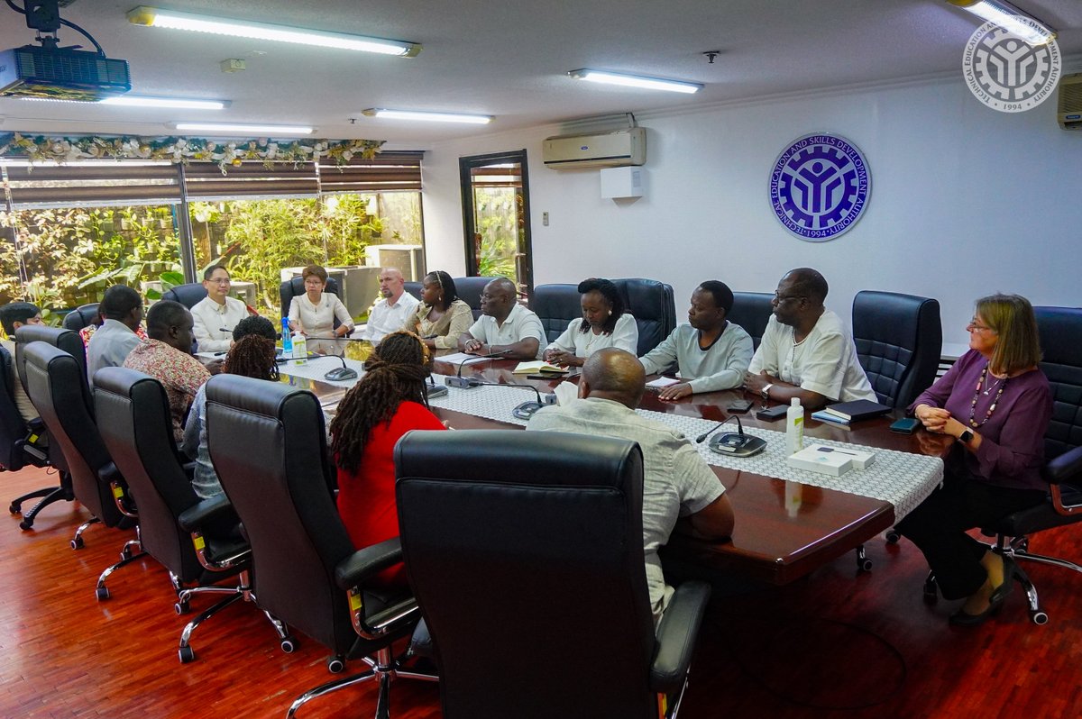 (2/5)
The visit aimed to explore the Philippines' Dual Training System (DTS) system, including its regulatory framework, governance, industry partnerships, and competency-based training plans.