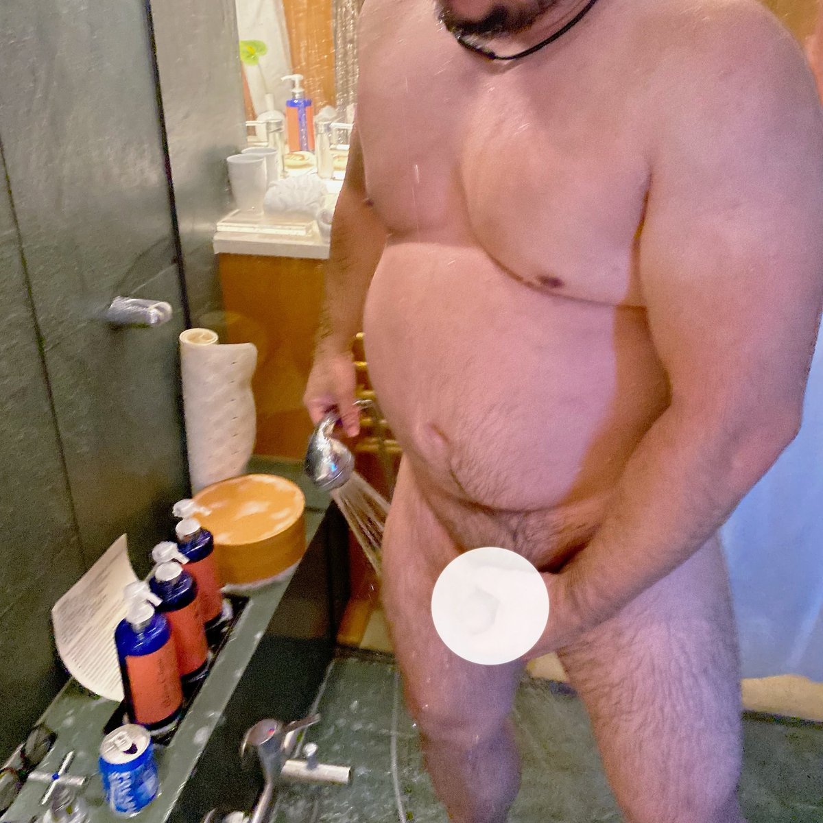 《鯨魚把拔洗澡澡》

想起小時候鯨魚和父親洗澡時，父親脫下褲子，看到父親…一晃一晃地…，真地有點⋯害羞+羨慕！😳

現在鯨魚也到把拔的年紀了，哪位小朋友想和鯨魚把拔一起洗澡澡呢～😳