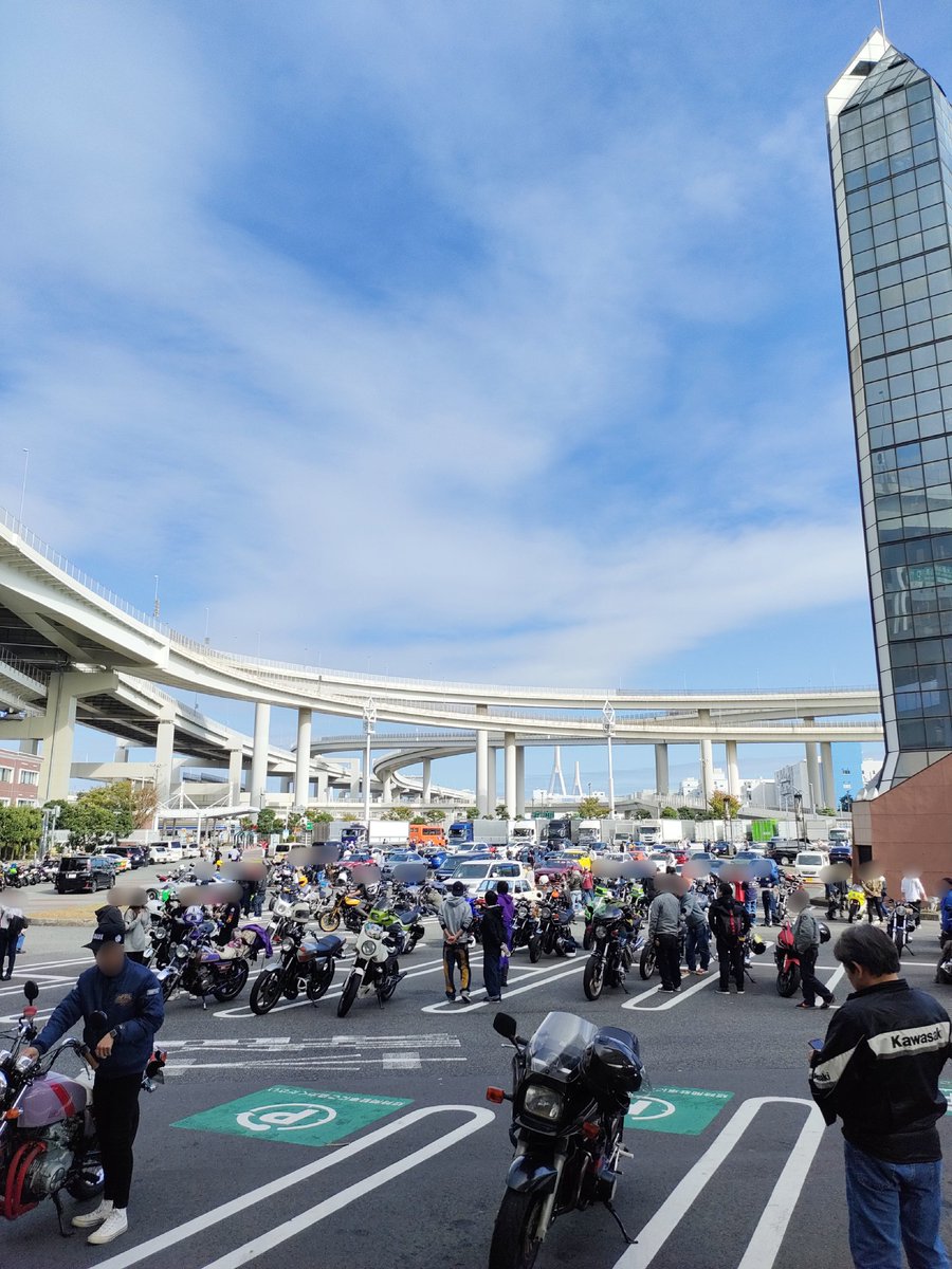 jeekenGT's tweet photo. 昨日は忍友と初大黒Ｚミってカドヤって自転車型洋服掛けに並べてみた😆👍
＃GPZ900R
#大黒Zミーティング
＃KADOYA
＃TRevo https://t.co/EK8PTht4GK