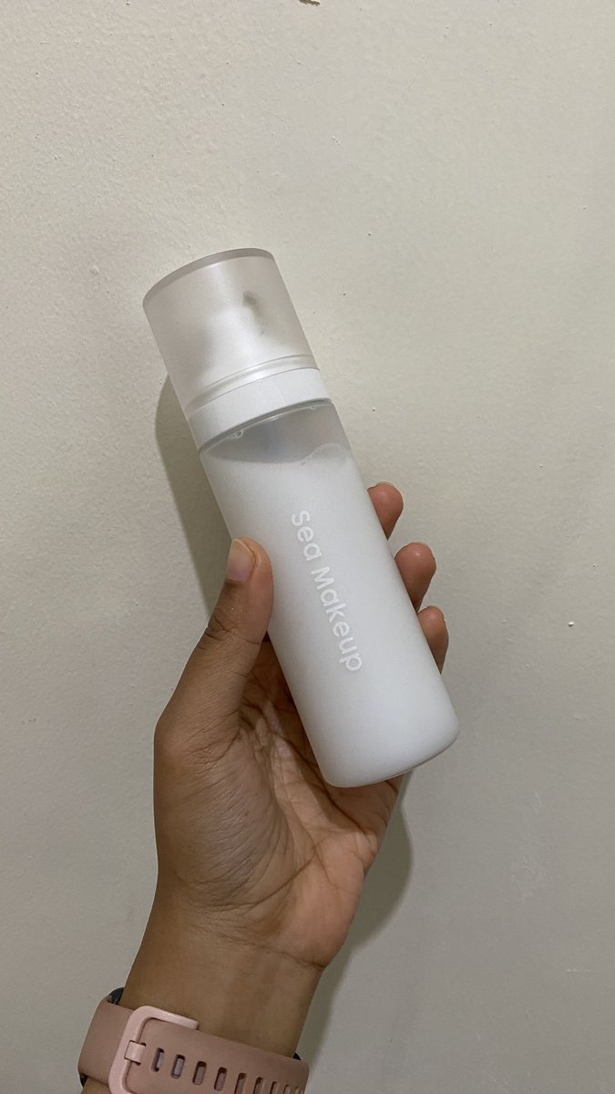 saninisaa's tweet photo. lagi musim hujan dan panas gini, udah make up cantik malah luntur dan rusak?

aku sih sekarang no worries ya. karna udah percaya sama setting spray Sea Make Up yang tahan badai, panas dan air hujan😏

terus sprayer nya tipe yang tipis jadi airnya berasa lembut dan sopan di muka🤩 https://t.co/WhTz779e3K
