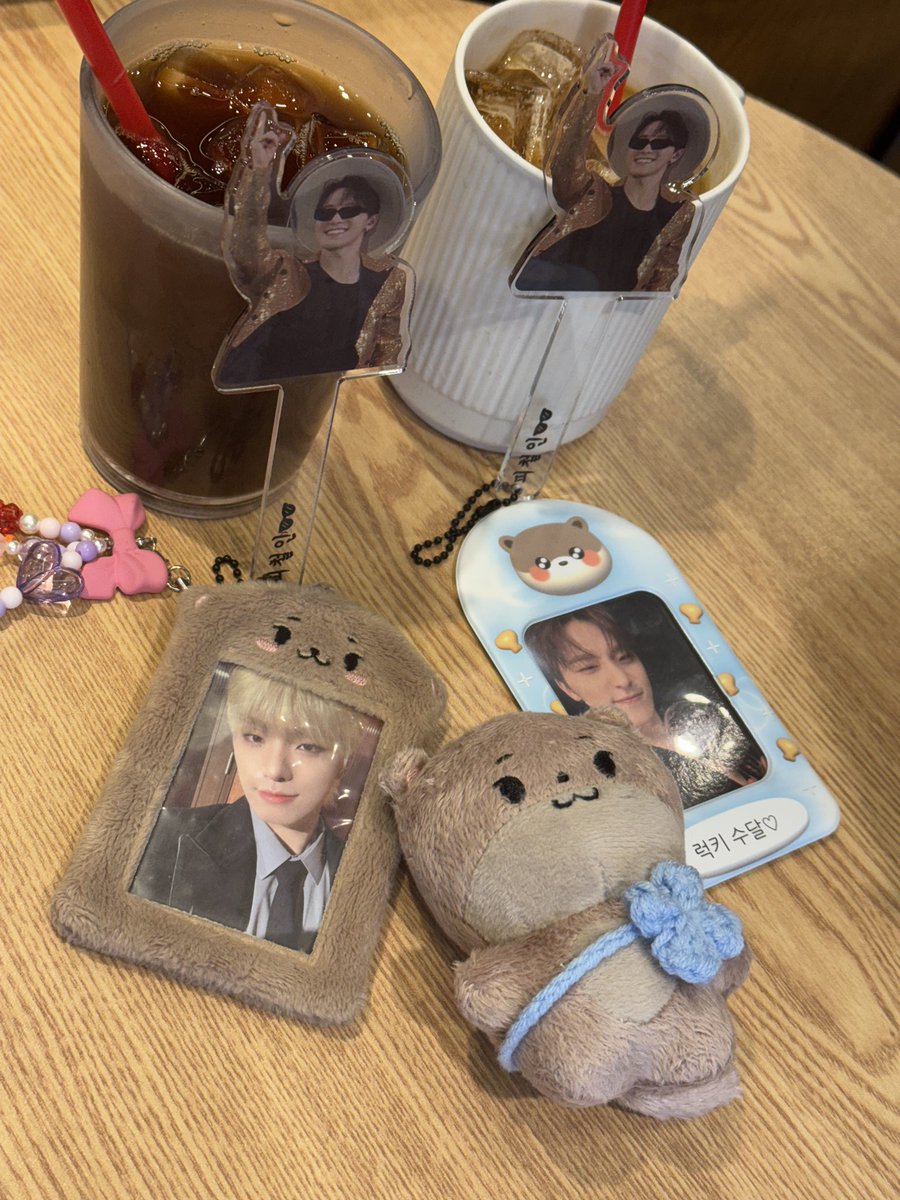 channari0211's tweet photo. 241117 디노 영상회🦦
어쩌다보니 1,2회차 모두 관람완료😎
2시간 넘게 반짝이는 디노로 가득한 영상이라 행복했고 귀한 찬프와 함께해서 더 잼썼다🤭 럭드도 럭키하게 마침 갖고 싶던 슬로건으로 겟🍀
예쁜 영상회 열어주서서 감사합니다🩷🩵

#반짝이는_디노의_기록 https://t.co/8Bmx3ESQkv