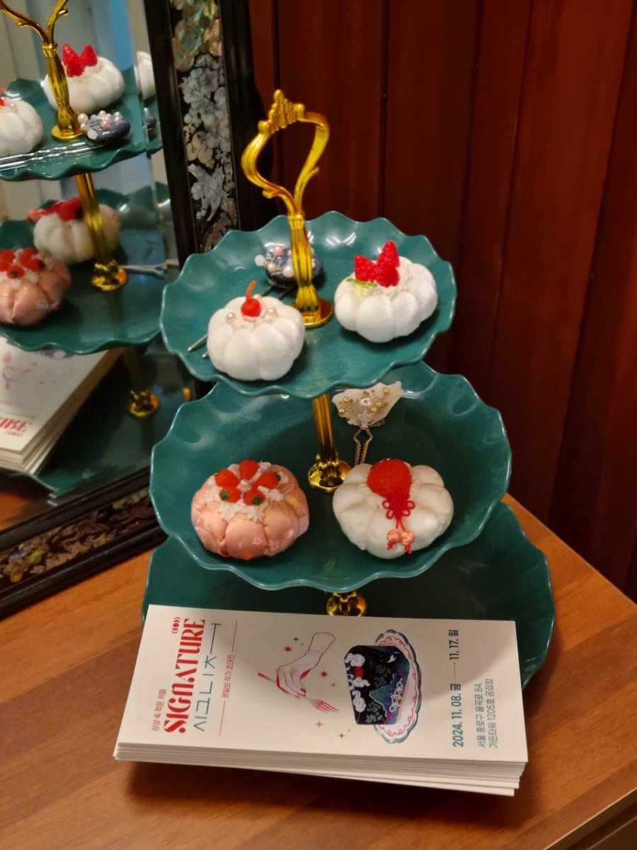 레일브 작가님 &amp; 교집합 콜라보 전시회 다녀왔어요
톡톡 튀는 아이디어와 귀여운 그림에 연신 감탄하면서 구경했어요
그림 그대로 만들어진 한복이 너무 예쁘고, (특히 저고리.. 판매해주셨음 좋겠다)
펀딩중인 누빔점퍼도 입어봤어요
굿즈도 잔뜩 질렀구요 >< 너무 즐거운 시간이었습니다!!