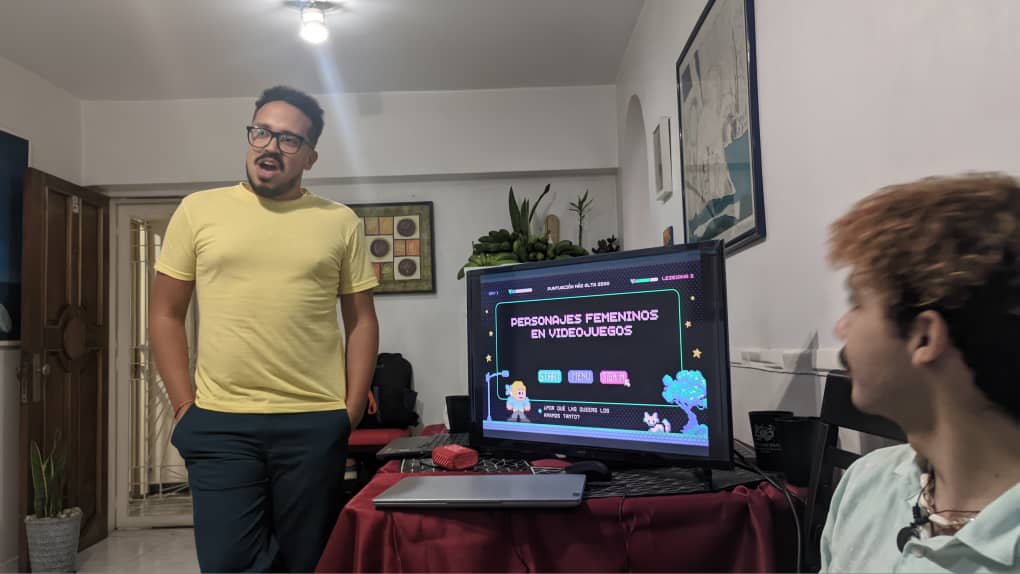 chescojav's tweet photo. Gané 1er lugar en la fiesta powerpoint del cumplea de @ngelArrieche2 con mi presentación sobre personajes femeninos en videojuegos y por qué las personas queers los amamos. Professor Chesco always on duty.

Gané un racimo de cambures. y compartí podio con @counterfxce y @xeroxore https://t.co/G6D44ZhJqp