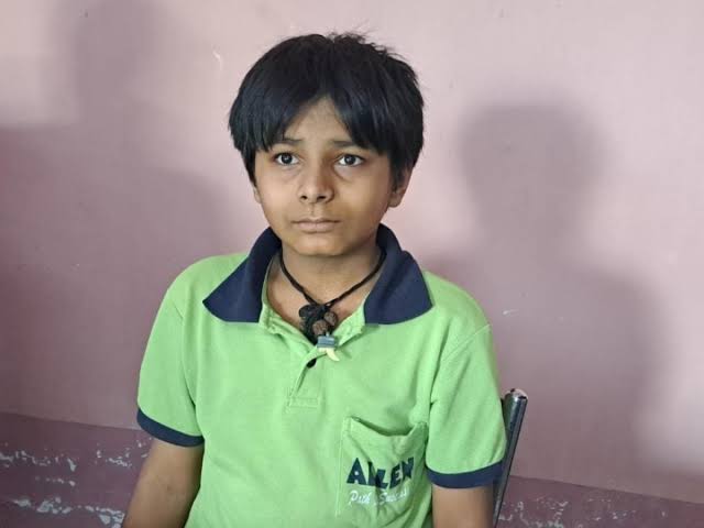 AMIT YADAV (@amityad841) on Twitter photo ``рдмрд┐рд╣рд╛рд░ рдХреЗ рдЫреЛрдЯреЗ рд╕реЗ рд▓рдбрд╝рдХреЗ рд╕реЛрдиреВ рдХреА рдХрд╣рд╛рдиреА" рдПрдХ рдРрд╕реЗ рд▓рдбрд╝рдХреЗ рдХреА рдХрд╣рд╛рдиреА рд╣реИ рдЬреЛ рдЕрдкрдиреА рдмрд╛рддреЛрдВ рдХреА рд╡рдЬрд╣ рд╕реЗ рд╕реЛрд╢рд▓ рдореАрдбрд┐рдпрд╛ рдкрд░ рдорд╢рд╣реВрд░ рд╣реЛ рдЧрдпрд╛ рд╕реЛрдиреВ рдЬреЛ рдмрд┐рд╣рд╛рд░ рдХреЗ рдПрдХ рдЫреЛрдЯреЗ рд╕реЗ рдЧрд╛рдВрд╡ рдХрд╛ рд░рд╣рдиреЗ рд╡рд╛рд▓рд╛ рд▓рдбрд╝рдХрд╛ рд╣реИ , рдЕрдкрдиреА рдмреЗрд╣рддрд░реАрди рдмрд╛рдд рдЪрд┐рдд рдФрд░ рдлрдиреА рддрд░реАрдХреЗ рд╕реЗ рд▓реЛрдЧреЛ рдХрд╛ рджрд┐рд▓ рдЬреАрдд рд▓реЗрддрд╛ рд╣реИ ред
рдЙрд╕рдХрд╛ рд╡реАрдбрд┐рдпреЛ рдХрд┐рд╕реА рдХрдиреНрд╡рд░реНрд╕реЗрд╢рди рдХреЗ рджреМрд░рд╛рди рдмрди ``рдмрд┐рд╣рд╛рд░ рдХреЗ рдЫреЛрдЯреЗ рд╕реЗ рд▓рдбрд╝рдХреЗ рд╕реЛрдиреВ рдХреА рдХрд╣рд╛рдиреА" рдПрдХ рдРрд╕реЗ рд▓рдбрд╝рдХреЗ рдХреА рдХрд╣рд╛рдиреА рд╣реИ рдЬреЛ рдЕрдкрдиреА рдмрд╛рддреЛрдВ рдХреА рд╡рдЬрд╣ рд╕реЗ рд╕реЛрд╢рд▓ рдореАрдбрд┐рдпрд╛ рдкрд░ рдорд╢рд╣реВрд░ рд╣реЛ рдЧрдпрд╛ рд╕реЛрдиреВ рдЬреЛ рдмрд┐рд╣рд╛рд░ рдХреЗ рдПрдХ рдЫреЛрдЯреЗ рд╕реЗ рдЧрд╛рдВрд╡ рдХрд╛ рд░рд╣рдиреЗ рд╡рд╛рд▓рд╛ рд▓рдбрд╝рдХрд╛ рд╣реИ , рдЕрдкрдиреА рдмреЗрд╣рддрд░реАрди рдмрд╛рдд рдЪрд┐рдд рдФрд░ рдлрдиреА рддрд░реАрдХреЗ рд╕реЗ рд▓реЛрдЧреЛ рдХрд╛ рджрд┐рд▓ рдЬреАрдд рд▓реЗрддрд╛ рд╣реИ ред
рдЙрд╕рдХрд╛ рд╡реАрдбрд┐рдпреЛ рдХрд┐рд╕реА рдХрдиреНрд╡рд░реНрд╕реЗрд╢рди рдХреЗ рджреМрд░рд╛рди рдмрди