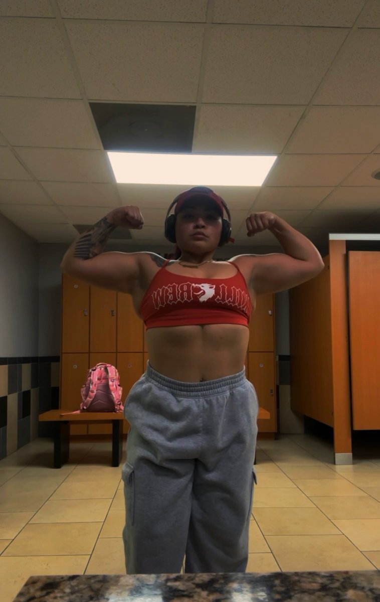 thiccthighmami's tweet photo. 2 weeks of my fave gym pump pics 💪🏽🏋🏽‍♀️💋 

i'm back x https://t.co/co1qjiDivL