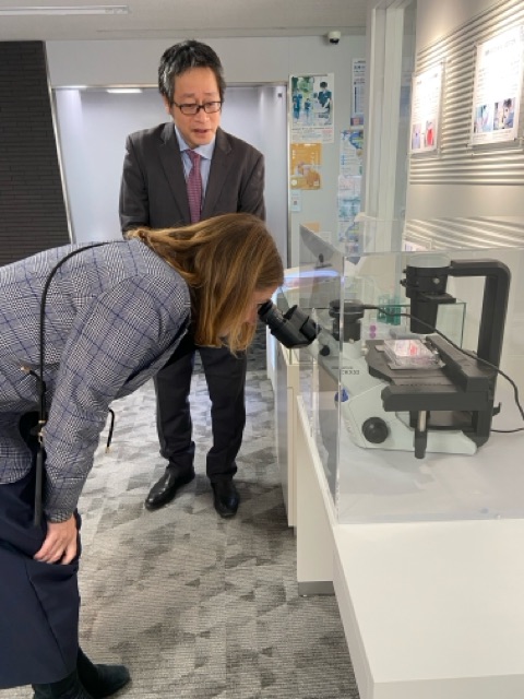 SwedenOSI_Japan's tweet photo. On 12 November, OSI made a visit to the Center for iPS Cell Research and Application at Kyoto University with Ambassador Viktoria Li, and met with top researchers who gave a tour and introduced the equipment and instruments used at the facility. https://t.co/zaL7UYw8dH