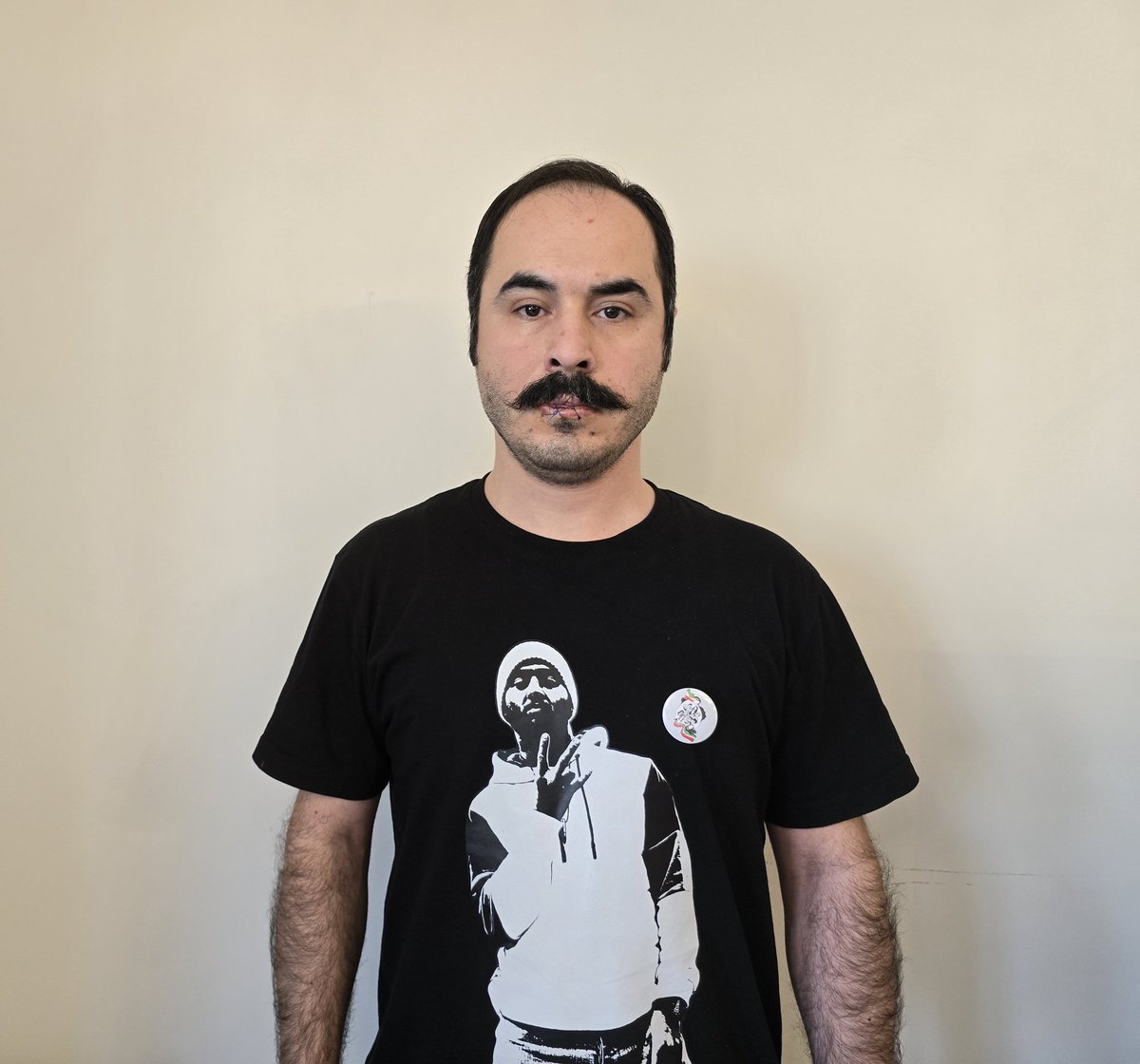 الوعده وفا. گذشته از جان باید بگذشت از طوفان‌ها...

در گوشه‌ای از چهارراه ولیعصر تنها تحصن خواهم کرد:

۱- ساعت اعلام نمی‌کنم.

۲- اگر تا پیش از رسیدنم به آنجا نیروهای‌تان سمت من بیایند، واکنش نشان خواهم داد. تجربه‌اش را در مقابل زندان اوین دارید، و می‌دانید این کار را می‌‌کنم حتی