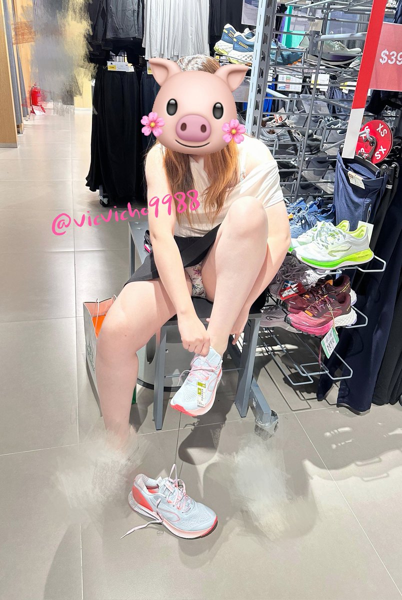 #港女 #人妻 #反差 #露出 #hkcouples #Cuckold #Cuckquean #NTR #hotwife 
帶隻豬去試鞋，要佢走光俾人睇，佢話我後面有個男人睇到，即刻擰轉面唔望，俾你睇都唔欣賞。😂